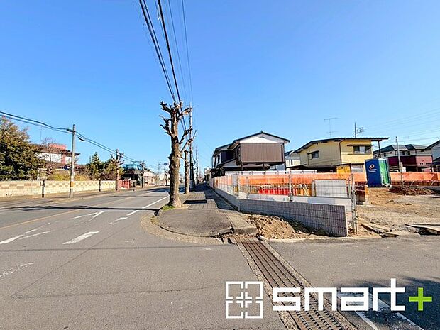 ~開放感ある角地のお住まい~ ・2方向が空く事で開放感のある角地に位置しております。 ・窮屈な感じが無く、ゆったりと暮らせるこの魅力をぜひ現地でご体感くださいませ。