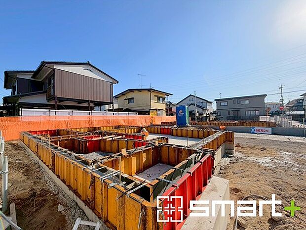 ~ベタ基礎でしっかりとした土台~ ・コンクリートの中に鉄筋を配し強度を高めた「ベタ基礎」を採用。 ・しっかりとした土台を造ったうえで、その上に建物が築造されていきます。