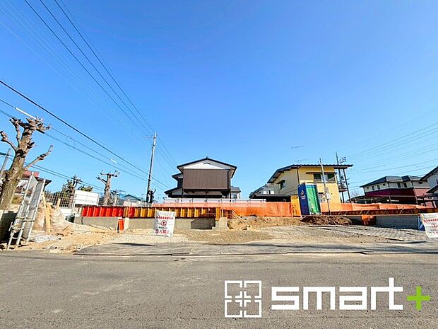 ~閑静な住宅街の立地~ ・周辺は閑静な住宅街となっておりますので、静かな暮らしをご実現いただけます。 ・前面道路の交通量も多くないので、小さなお子様がいるご家庭でもご安心ですね。