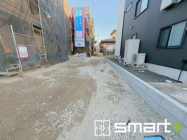 ~閑静な住宅街の立地~ ・周辺は閑静な住宅街となっておりますので、静かな暮らしをご実現いただけます。 ・前面道路の交通量も多くないので、小さなお子様がいるご家庭でもご安心ですね。