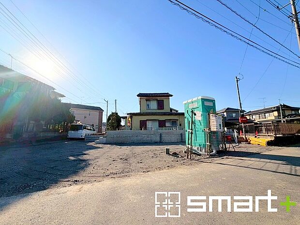 ~開放感ある角地のお住まい~ ・2方向が空く事で開放感のある角地に位置しております。 ・窮屈な感じが無く、ゆったりと暮らせるこの魅力をぜひ現地でご体感くださいませ。