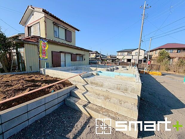 ~ベタ基礎でしっかりとした土台~ ・コンクリートの中に鉄筋を配し強度を高めた「ベタ基礎」を採用。 ・しっかりとした土台を造ったうえで、その上に建物が築造されていきます。