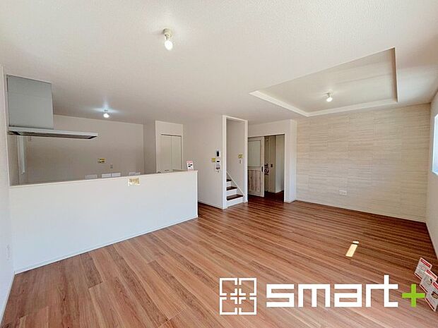 ~開放的なリビングイン階段~ ・ご家族のお出掛けや帰宅がわかるリビングイン階段。自然とコミュニケーションが増えますね。 ・家事をしながらリビング全体が見渡せるカウンターキッチンも魅力。