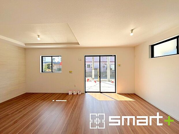 ～穏やかな陽の入るＬＤＫ～ ・大きな窓のあるＬＤＫは陽当りも良好で明るい空間となっております。 ・ご家族団らんなど過ごす時間の多いＬＤＫが明るいのは嬉しいポイントですね。 