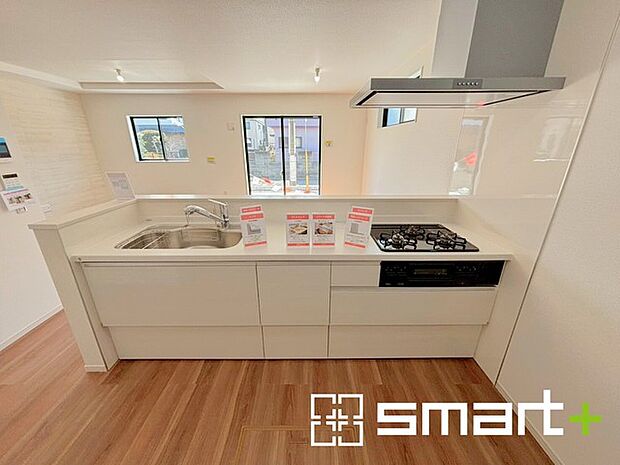 ~人気のカウンターキッチン~ ・キッチンには余計な柱が無いので、リビングが見渡せ開放感のある造りとなっております。 ・蛇口には浄水器が内蔵されるなど機能面でも優れたキッチンです。