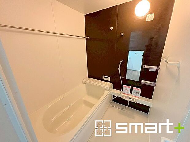 ~浴室乾燥機付きの浴室~ ・浴室には乾燥機が付いているので雨の日でも洗濯物を干すことが可能です。 ・水はけの良い床材など機能面も充実。マイクロバルなどオプションもご相談くださいませ。