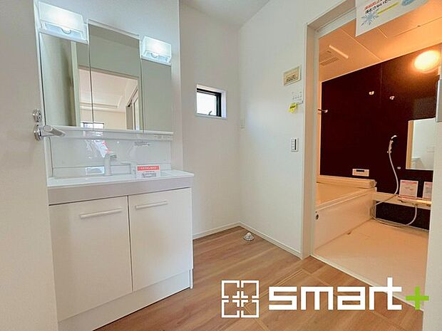 ~人気の三面鏡を採用~ ・洗面台は三面鏡仕様なので鏡の角度を変える事で頭の後ろの方までご確認可能です。 ・鏡の裏が収納になっておりますので、洗面台周りもスッキリと片付きます。