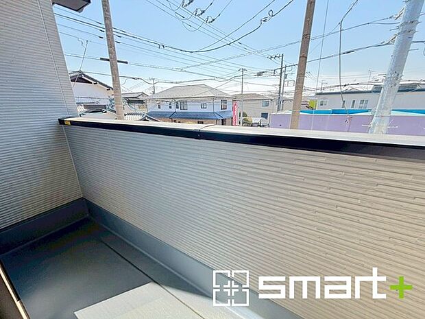 ~洗濯物も干しやすいバルコニー~ ・バルコニーには物干し竿受けが標準装備されております。 ・テラス屋根等のオプションもお気軽にご相談くださいませ。