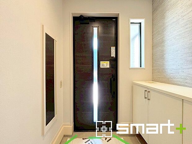 ~圧迫感のない明るい玄関~ ・窓に加えて玄関ドアのガラス部分からも穏やかな陽が入り、明るい玄関になります。 ・備え付けのシューズボックスはたっぷりしまえて玄関がスッキリ片付きますね。