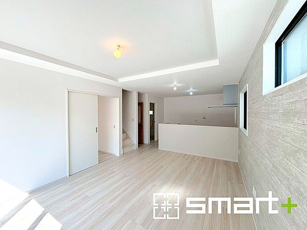 ~家族団らんにピッタリの広々リビング~ ・自然の光が降り注ぐ明るいLDKは家族団らんにピッタリ。 ・隣接の洋室を続き間として利用すれば20帖超の広々空間になります。