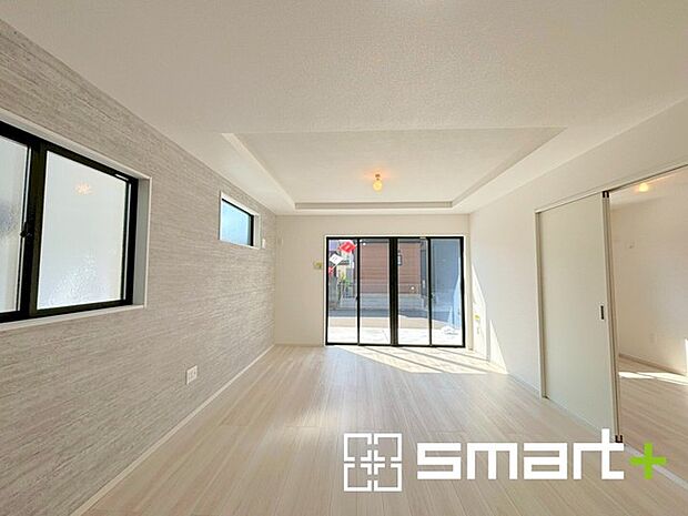 ~穏やかな陽の入るLDK~ ・大きな窓のあるLDKは陽当りも良好で明るい空間となっております。 ・アクセントクロスでシンプルなお部屋もメリハリのある空間になりますね。