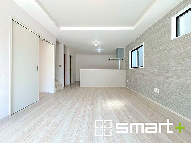 ~開放的なリビングイン階段~ ・ご家族のお出掛けや帰宅がわかるリビングイン階段。自然とコミュニケーションが増えますね。 ・家事をしながらリビング全体が見渡せるカウンターキッチンも魅力。