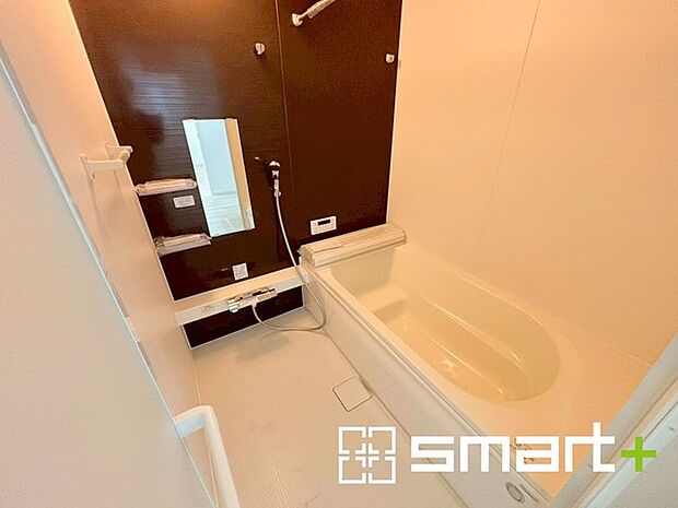 ~浴室乾燥機付きの浴室~ ・浴室には乾燥機が付いているので雨の日でも洗濯物を干すことが可能です。 ・水はけの良い床材など機能面も充実。マイクロバルなどオプションもご相談くださいませ。