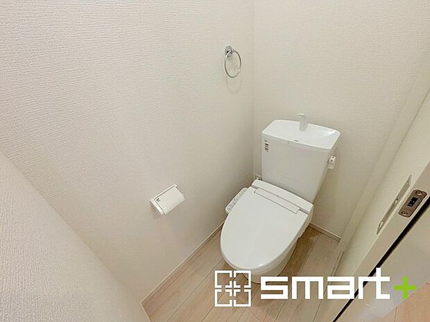 ~やはり便利なタンク式トイレ~ ・最近はタンクレストイレもございますが、タンク式の場合は停電時もお水を流すことが可能。 ・故障時なども比較的費用が安くなるなど、メリットが多くなります。