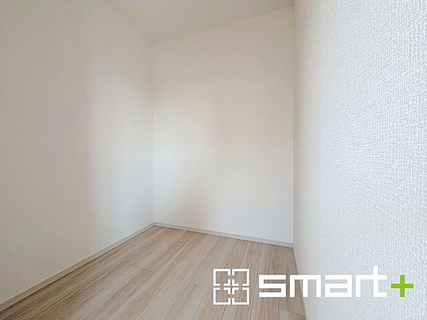 ~本格的な広さのウォークイン~ ・しっかりとした広さのウォークインクローゼットを設けた仕様。 ・加えてフリースペースもございます。収納としてはもちろん、テレワークルームとしても便利ですね。