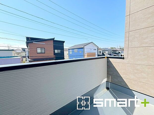 ~洗濯物も干しやすいバルコニー~ ・バルコニーには物干し竿受けが標準装備されております。 ・テラス屋根等のオプションもお気軽にご相談くださいませ。