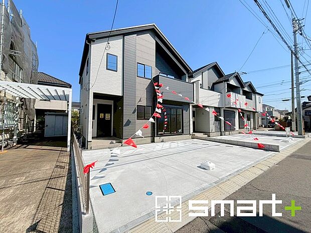 ～ゆとりあるカースペース～ ・セカンドカーや来客時にも困らないカースペース2台分は並列駐車可能でお車の出し入れもラクラク。 ・カーポートなどのオプションもお気軽にご相談くださいませ。