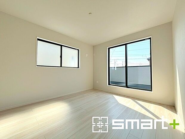 ~バルコニーに面した洋室~ ・バルコニー側の大きな窓から穏やかな陽が差し込む明るい洋室はウォークインクローゼット付。 ・ゆとりある広さでご夫婦やご兄弟でもゆったりお過ごしいただけます。