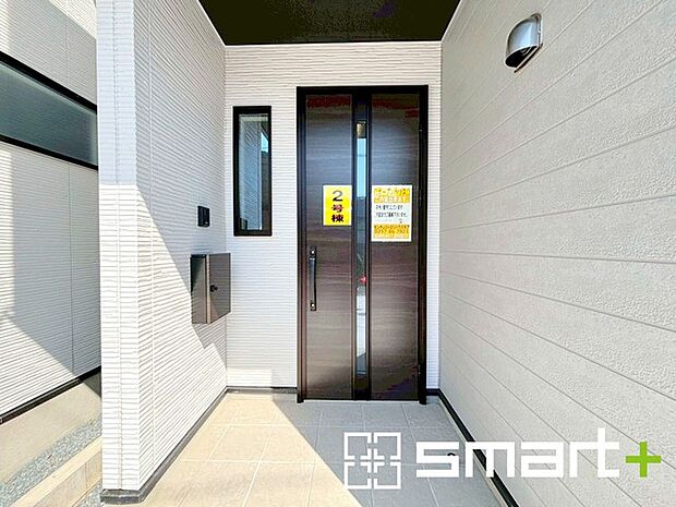 ~お住まいの顔「玄関」~ ・玄関ドアの上にはもちろん軒がございますので、雨の日でも濡れずに鍵の開閉が可能です。 ・鍵は防犯性に優れたディンプルキーを採用。