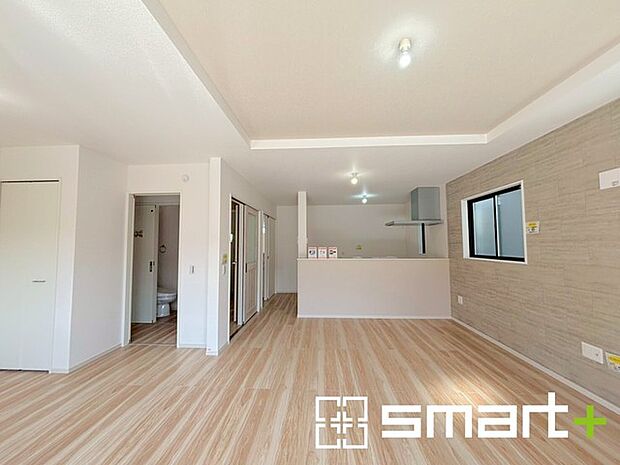 ~折り上げ天井のあるLDK~ ・一部天井を高くする折り上げ天井を配する事で縦への空間が生まれ、開放感のある広々とした仕様に。 ・ぜひ現地でその魅力をご体感くださいませ。