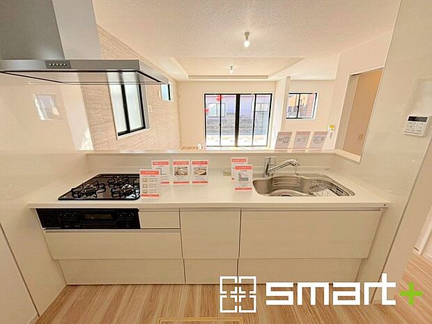 ~人気のカウンターキッチン~ ・キッチンは人気のカウンタータイプを採用。「ご家族の顔が見える」造りです。 ・蛇口に浄水器が内蔵されているなど機能面でも優れた仕様です。