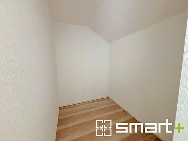 ~憧れのウォークインクローゼット~ ・居室にウォークインを設ける事で季節ものや趣味の用具などもスッキリと収納可能です。 ・ぜひ現地でその便利さをご体感くださいませ。