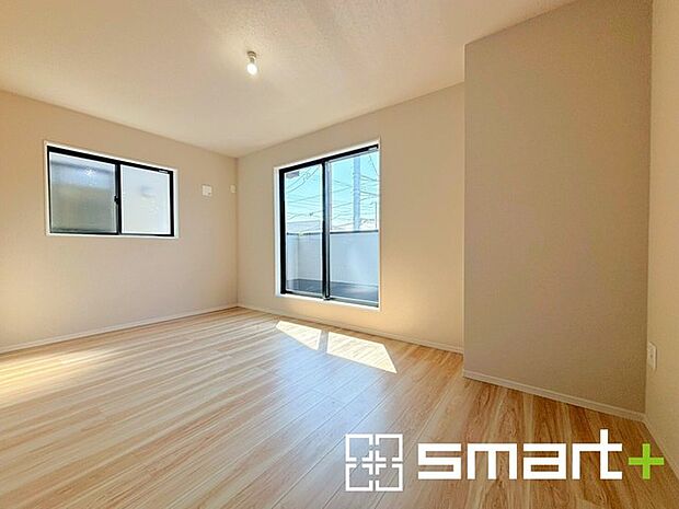 ~バルコニーに面した洋室~ ・バルコニー側の大きな窓から穏やかな陽が差し込む明るい洋室はゆとりある広さの9帖。 ・ご夫婦やご兄弟でもゆったりとお過ごしいただけます。