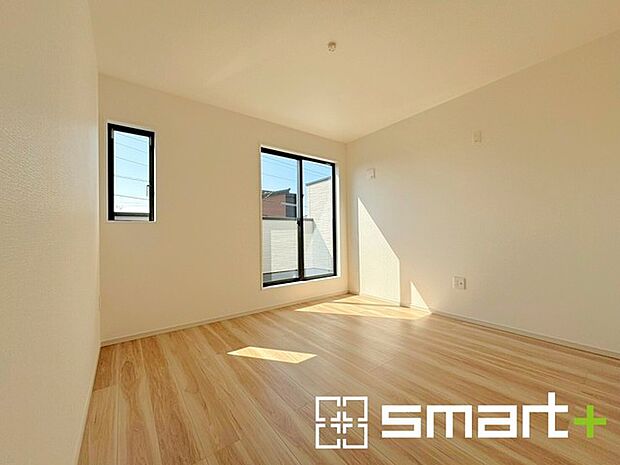 ~明るく暖かな光が差し込む洋室~ ・大きな窓からたっぷりの光が舞い込み、お部屋全体を優しく包み込んでくれます。 ・大容量の収納スペースで整理整頓しやすく、生活空間が広がりますね。