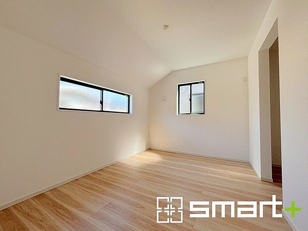 ~2面採光の明るいお部屋~ ・洋室は2面採光とする事で穏やかな陽の入る明るい空間となっております。 ・くつろぎのプライベート時間を明るい空間で穏やかにお過ごしいただけます。