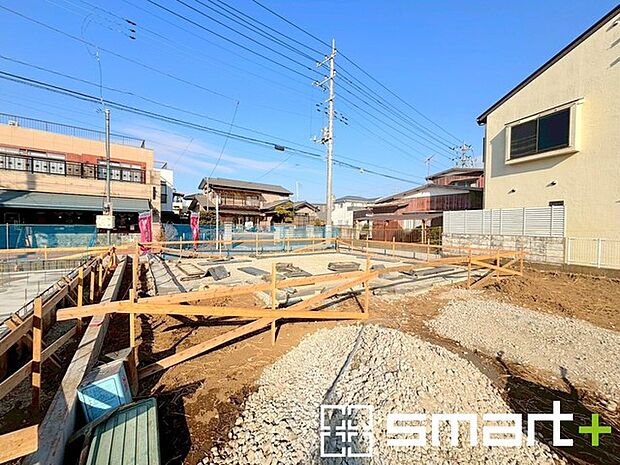 ~ベタ基礎でしっかりとした土台~ ・コンクリートの中に鉄筋を配し強度を高めた「ベタ基礎」を採用。 ・しっかりとした土台を造ったうえで、その上に建物が築造されていきます。