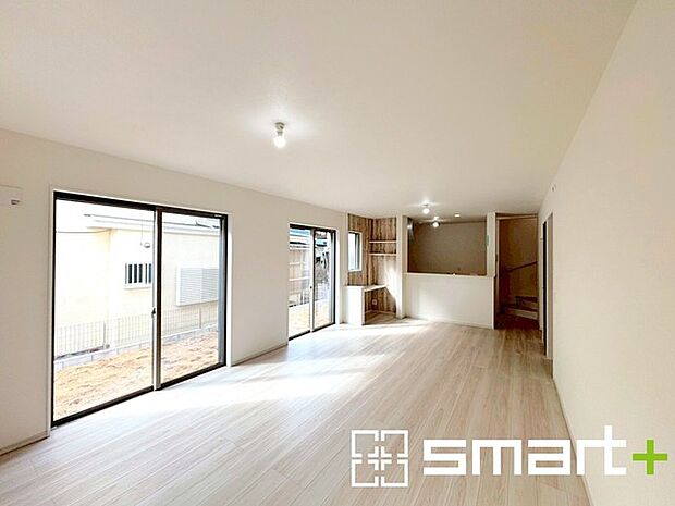 ~穏やかな陽の入るLDK~ ・大きな窓のあるLDKは陽当りも良好で明るい空間となっております。 ・ご家族団らんなど過ごす時間の多いLDKが明るいのは嬉しいポイントですね。