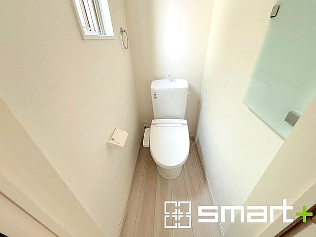 ~窓付きの明るいトイレ~ ・使用後や掃除の際に窓を開ければ、外からの新鮮な空気を取り込み素早く換気ができます。 ・埋め込み収納付きでストックや掃除用具もスッキリ片付きますね。