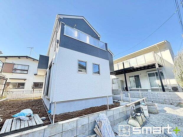 〜ベタ基礎でしっかりとした土台〜 ・コンクリートの中に鉄筋を配し強度を高めた「ベタ基礎」を採用。 ・しっかりとした土台を造ったうえで、その上に建物が築造されていきます。 