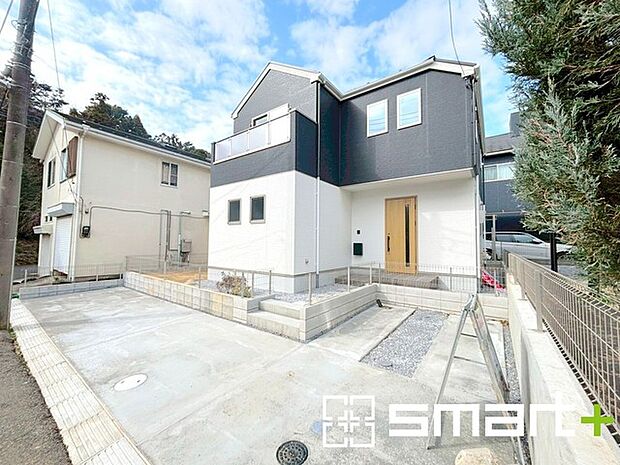 ~ゆとりあるカースペース~ ・セカンドカーや来客時にも困らないカースペース2台分。物置や駐輪スペースなどにも利用できますね。 ・カーポートなどのオプションもお気軽にご相談くださいませ。