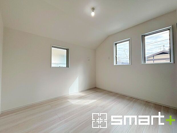 ~2面採光の明るいお部屋~ ・洋室は2面採光とする事で穏やかな陽の入る明るい空間となっております。 ・くつろぎのプライベート時間を明るい空間で穏やかにお過ごしいただけます。