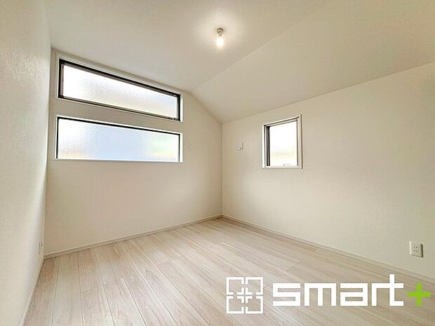 ~収納豊富な洋室~ ・各居室に備え付けの収納をご用意。タンスなどを置く場合と比べ出っ張らないので部屋の中を有効のご活用いただけます。 ・収納の広さなどぜひ現地でご確認くださいませ。