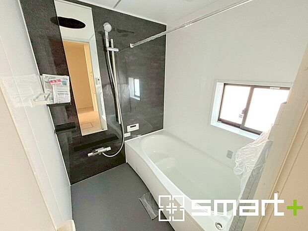 ~浴室乾燥機付きの浴室~ ・浴室には乾燥機が付いているので雨の日でも洗濯物を干すことが可能です。 ・水はけの良い床材など機能面も充実。マイクロバルなどオプションもご相談くださいませ。