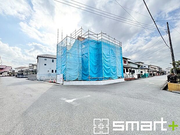 〜開放感ある角地のお住まい〜 ・2方向が空く事で開放感のある角地に位置しております。 ・窮屈な感じが無く、ゆったりと暮らせるこの魅力をぜひ現地でご体感くださいませ。 