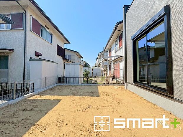 ~広々したお庭のある邸宅~ ・余裕の敷地には広いお庭もご用意。 ・ガーデニングや安らぎの空間として、倉庫を置いたりと様々な活用が可能です。 ・人工芝の敷設などもお気軽にご相談くださいませ。