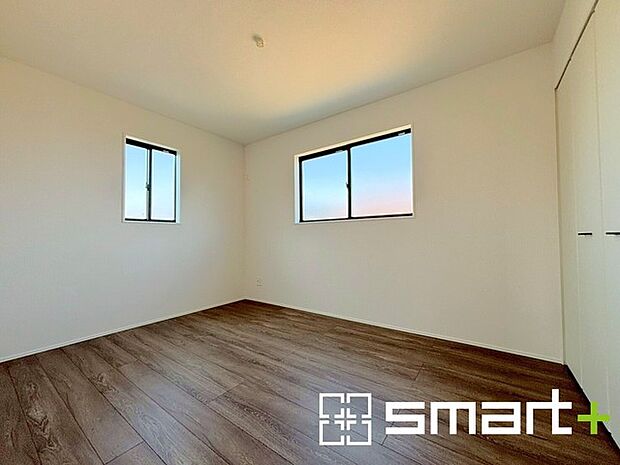 ~2面採光の明るいお部屋~ ・洋室は2面採光とする事で穏やかな陽の入る明るい空間となっております。 ・くつろぎのプライベート時間を明るい空間で穏やかにお過ごしいただけます。