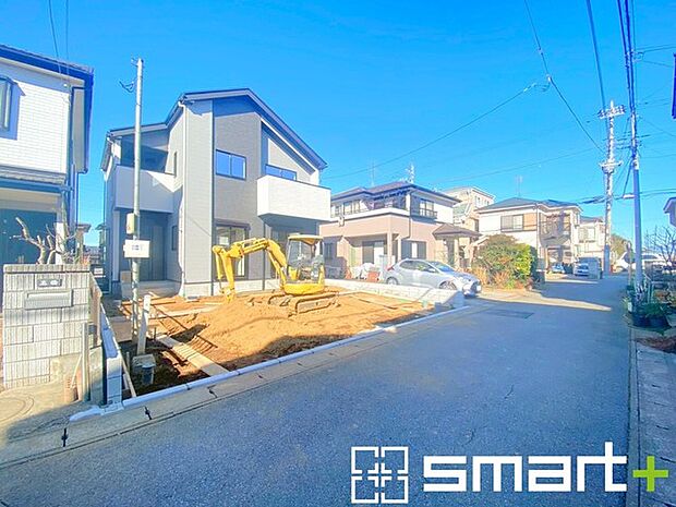 ~閑静な住宅街の立地~ ・周辺は閑静な住宅街となっておりますので、静かな暮らしをご実現いただけます。 ・前面道路の交通量も多くないので、小さなお子様がいるご家庭でもご安心ですね。