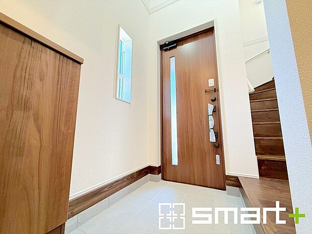 〜穏やかな陽が入る玄関〜 ・窓に加えて玄関ドアのガラス部分からも穏やかな陽が入り、明るい玄関になります。 ・備え付けのシューズボックスは大容量の収納力。お気に入りの靴もたっぷり収納できますね。