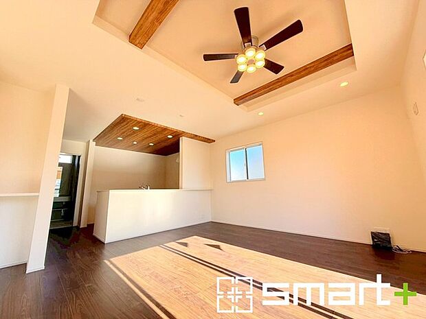 〜折り上げ天井のあるＬＤＫ〜 ・一部天井を高くする折り上げ天井を配する事で縦への空間が生まれ、開放感のある広々とした仕様に。 ・ぜひ現地でその魅力をご体感くださいませ。 