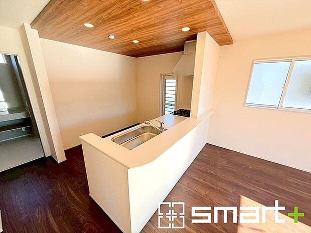 〜折下げ天井でオシャレな空間〜 ・キッチン部分に折下げ天井を施すことでリビングが広く見える効果もあり、開放的な空間が広がります。 ・メリハリのあるオシャレなキッチンで毎日の家事も楽しくなりますね。 