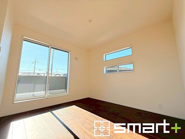 〜バルコニーに面した洋室〜 ・バルコニー側の大きな窓から穏やかな陽が差し込む明るい洋室はウォークインクローゼット付。 ・ゆとりある広さでご夫婦やご兄弟でもゆったりお過ごしいただけます。