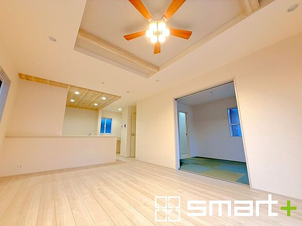 〜家族団らんにピッタリの広々リビング〜 ・自然の光が降り注ぐ明るいＬＤＫは家族団らんにピッタリ。 ・隣接の和室を続き間として利用すれば23帖超の広々空間になります。