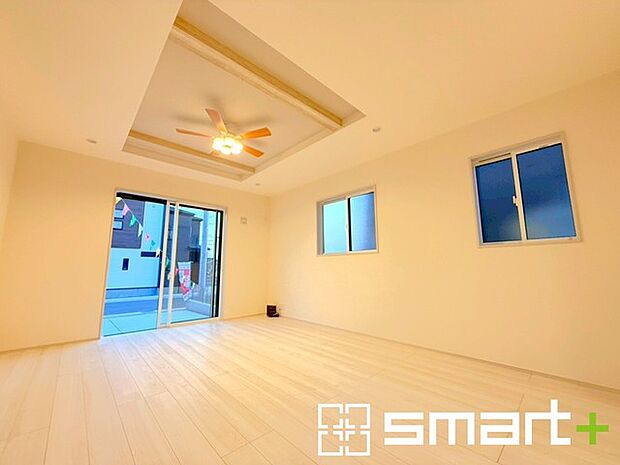 〜穏やかな陽の入るＬＤＫ〜 ・大きな窓のあるＬＤＫは陽当りも良好で明るい空間となっております。 ・ご家族団らんなど過ごす時間の多いＬＤＫが明るいのは嬉しいポイントですね。