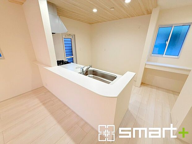 〜人気のカウンターキッチン〜 ・キッチンには余計な柱が無いので、リビングが見渡せ開放感のある造りとなっております。 ・蛇口には浄水器が内蔵されるなど機能面でも優れたキッチンです。