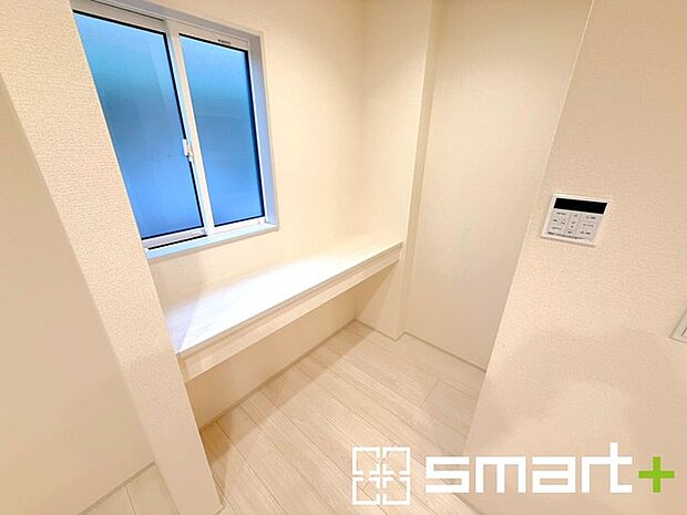 〜スタディカウンターをご用意〜 ・テレワークスペースとして、お子様の勉強スペースとして、家事スペースとして、など様々な使い方のできるスタディカウンターをご用意。 