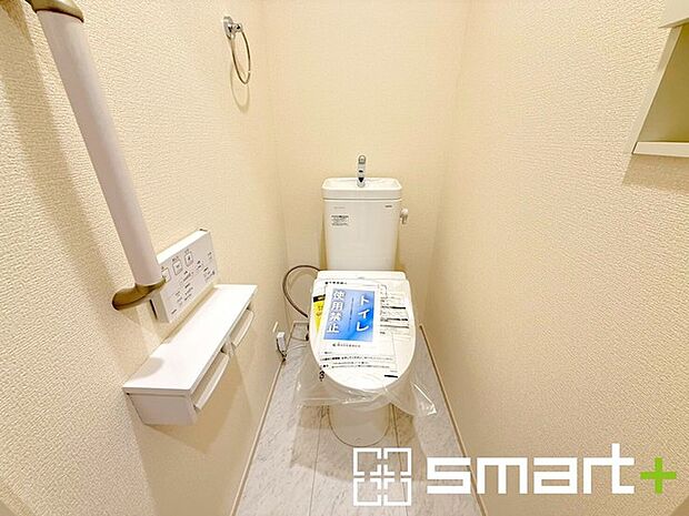 〜埋め込み収納でトイレをスッキリ〜 ・壁の厚さを利用して収納を埋め込みました。 ・床に収納を置かなくていいので床掃除も楽々です。